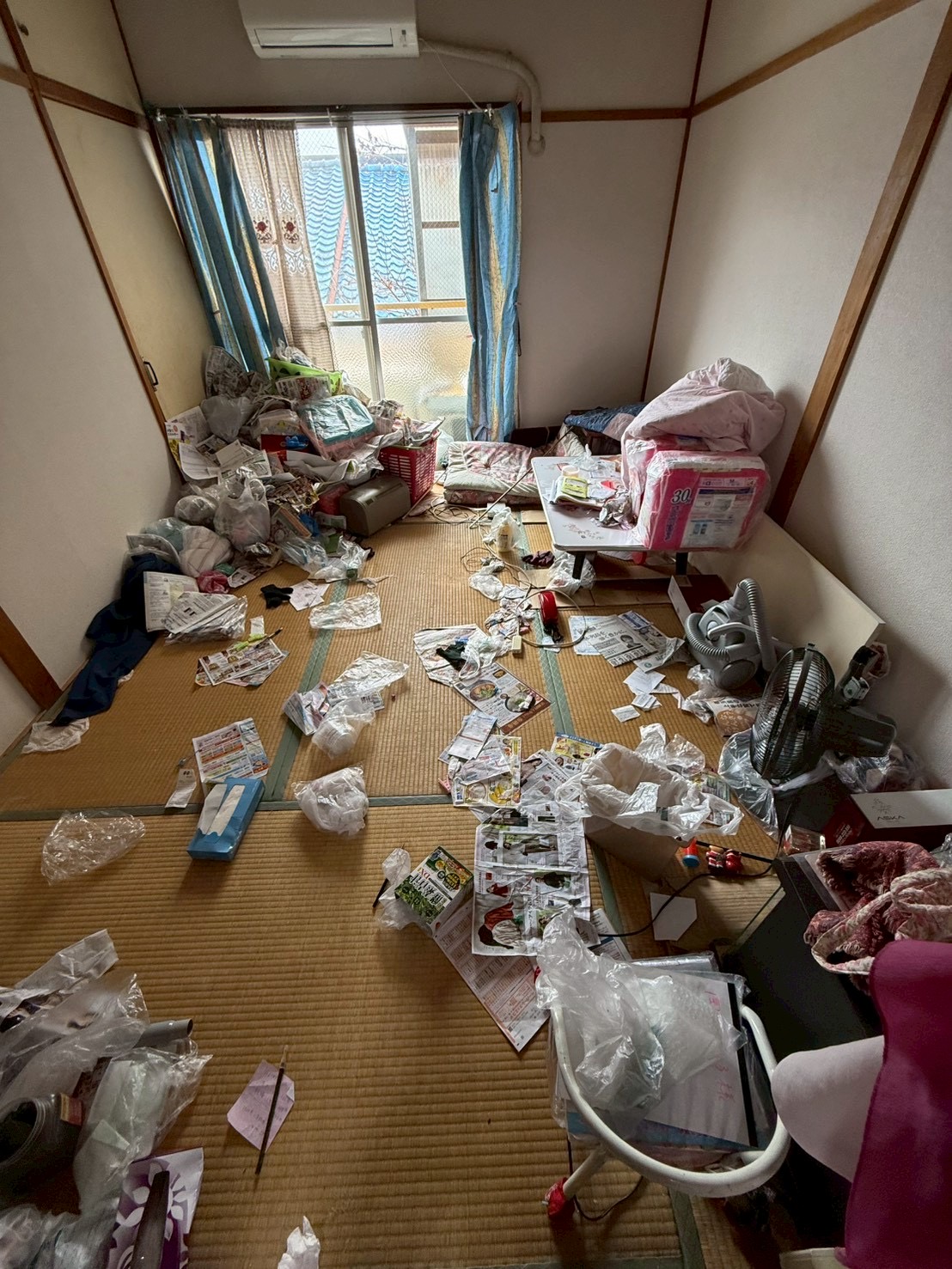 整理前のお品が多く残るお部屋(宝塚市)