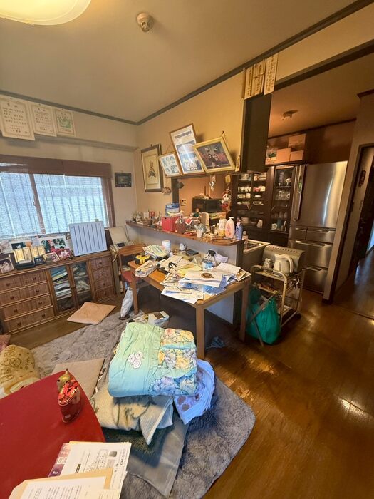 お部屋の中で思い出の品や書類を確認するスタッフ
