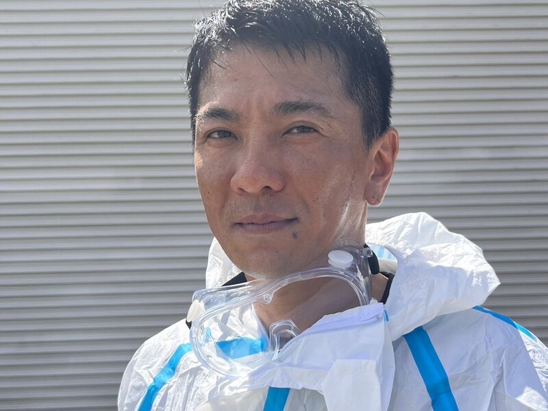 防護服とゴーグルを着用し、特殊清掃の現場に臨むスタッフ