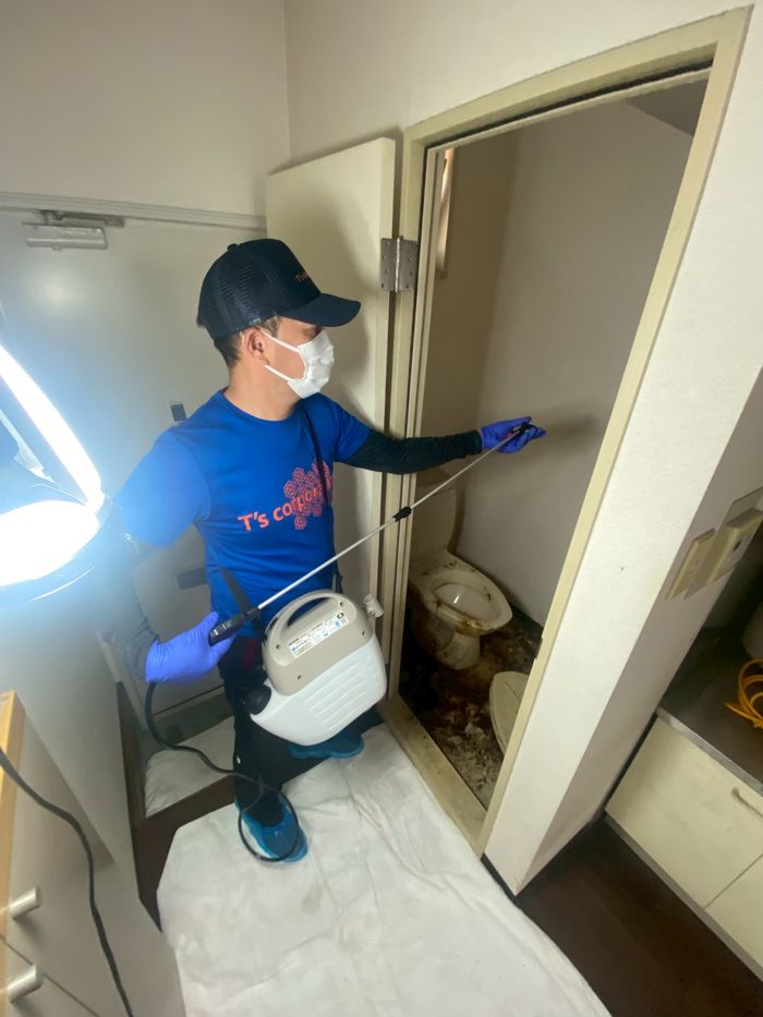 薬剤を散布して消臭するスタッフ
