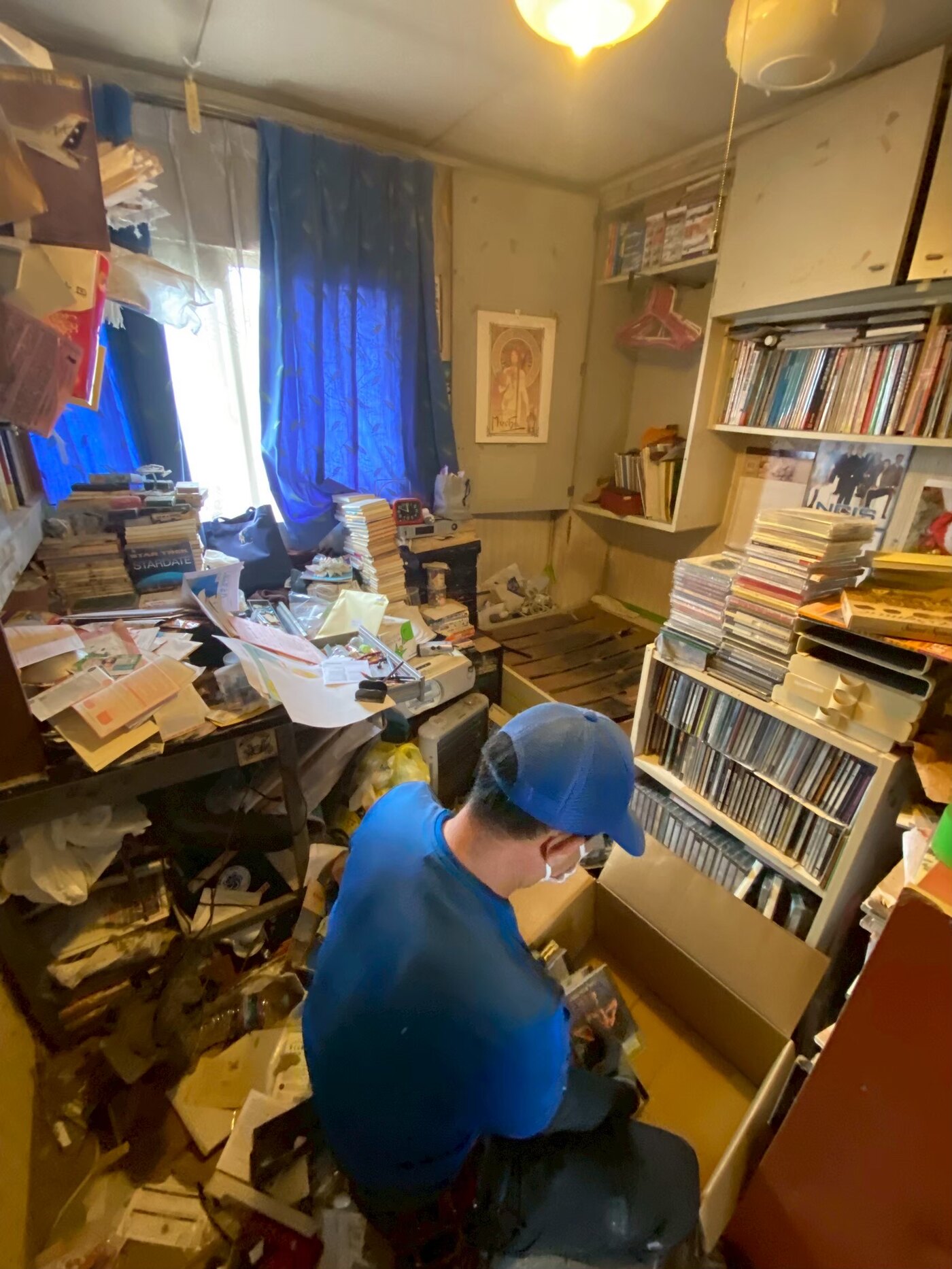 お品を一点ずつ確認し分別するスタッフ