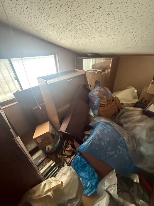お部屋の中の物を一点ずつ確認し分別するスタッフ