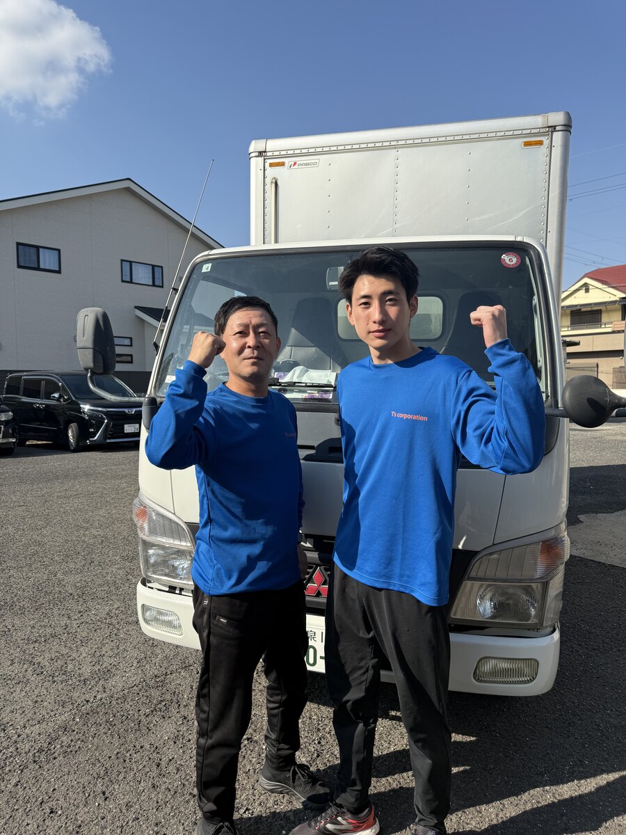 明るい室内で丁寧に消臭・清掃作業を行うユニフォーム姿のスタッフ