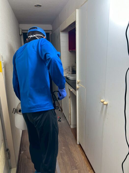 お住まいのなかを一点ずつ確認しながら作業を進めるスタッフ