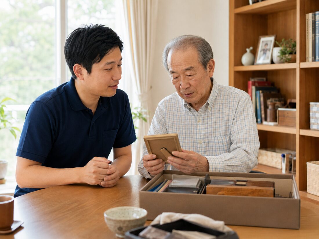 お客様のお話を伺いながら、お品を一緒に確認するスタッフ