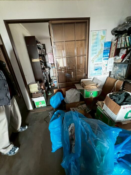 不用品を搬出し、お部屋を片付けるスタッフ