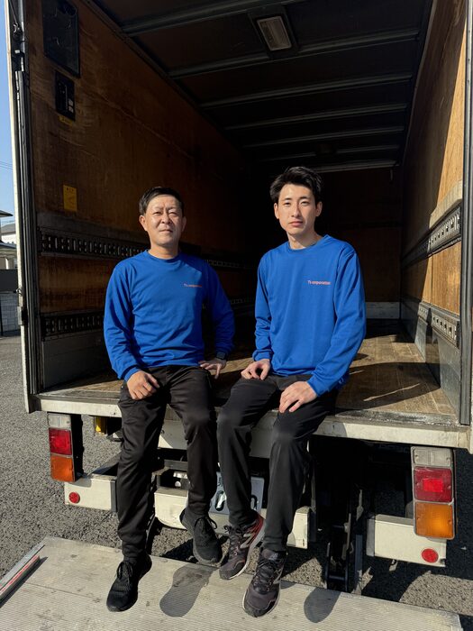 作業車の前で待機する2名のスタッフ