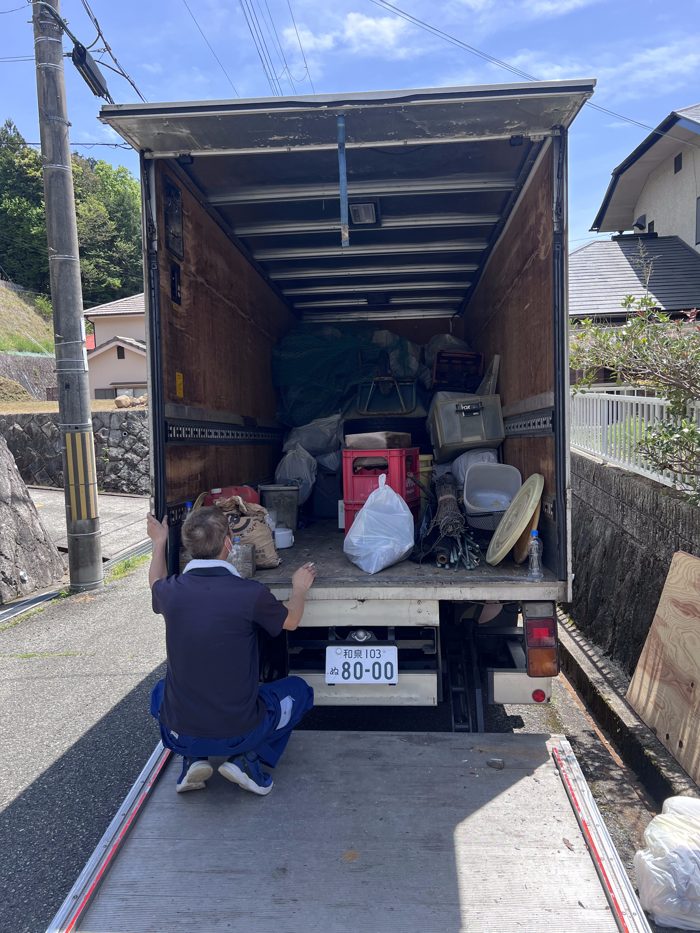 分別した家財を作業車へ積み込むスタッフ