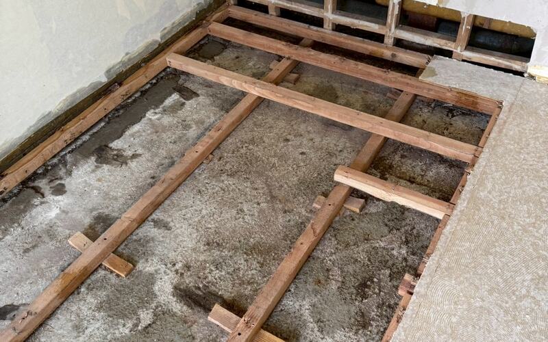 汚染した床材を撤去し、下地まで露出させた一次処理後の現場