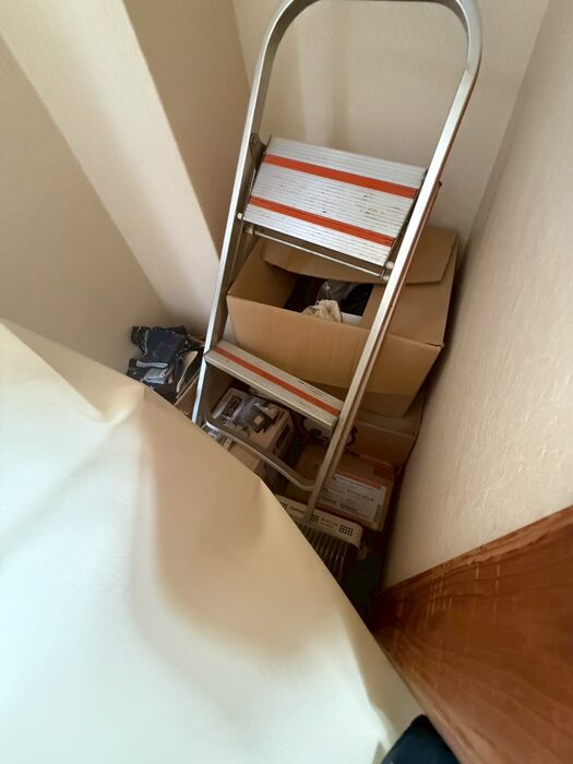 棚やお部屋の隅まで貴重品を捜索するスタッフ