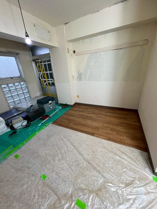お部屋を養生し、お荷物の仕分けを始めるスタッフ
