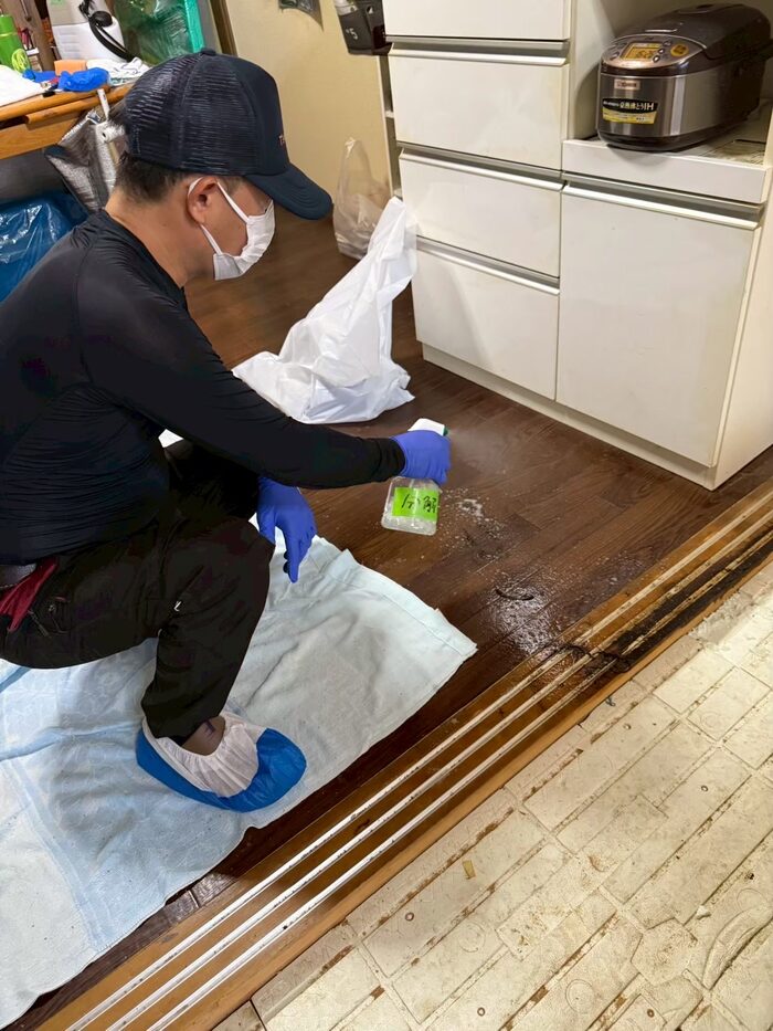 床の清掃・原状回復を行うスタッフ