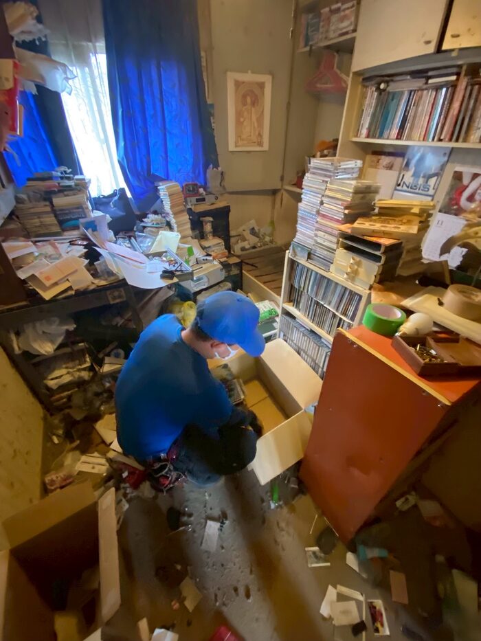 お部屋の品物を丁寧に仕分け・整理するスタッフ