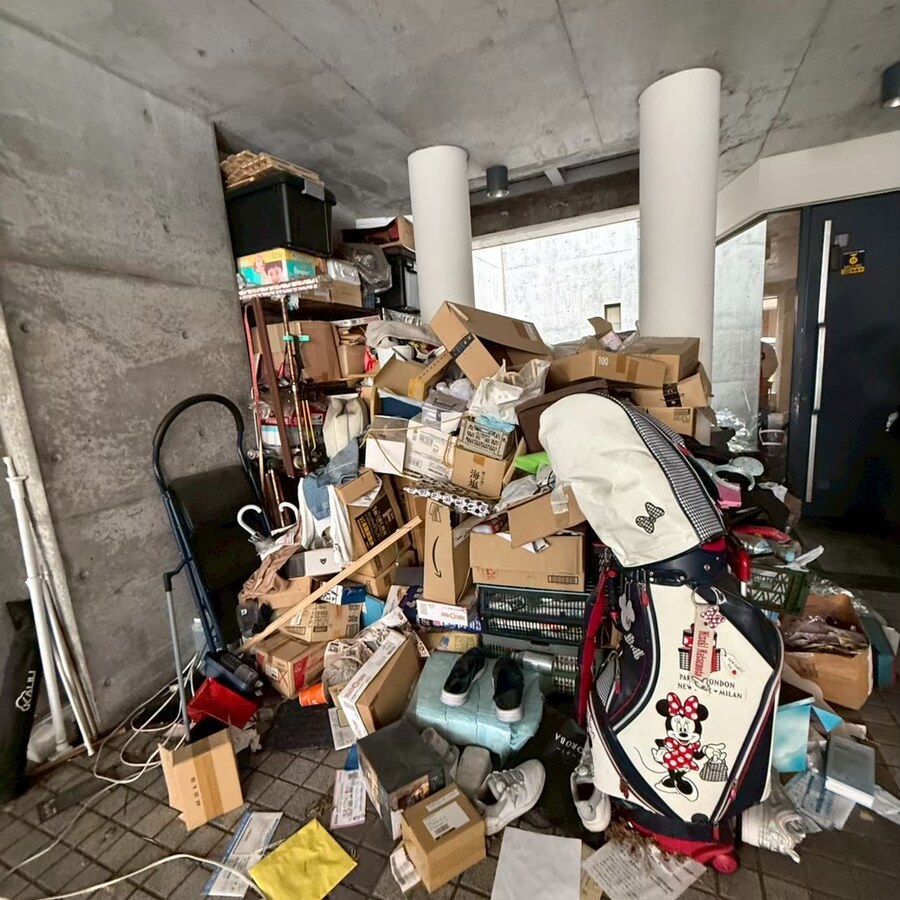 整理前。ガレージ内に積み上がったお品