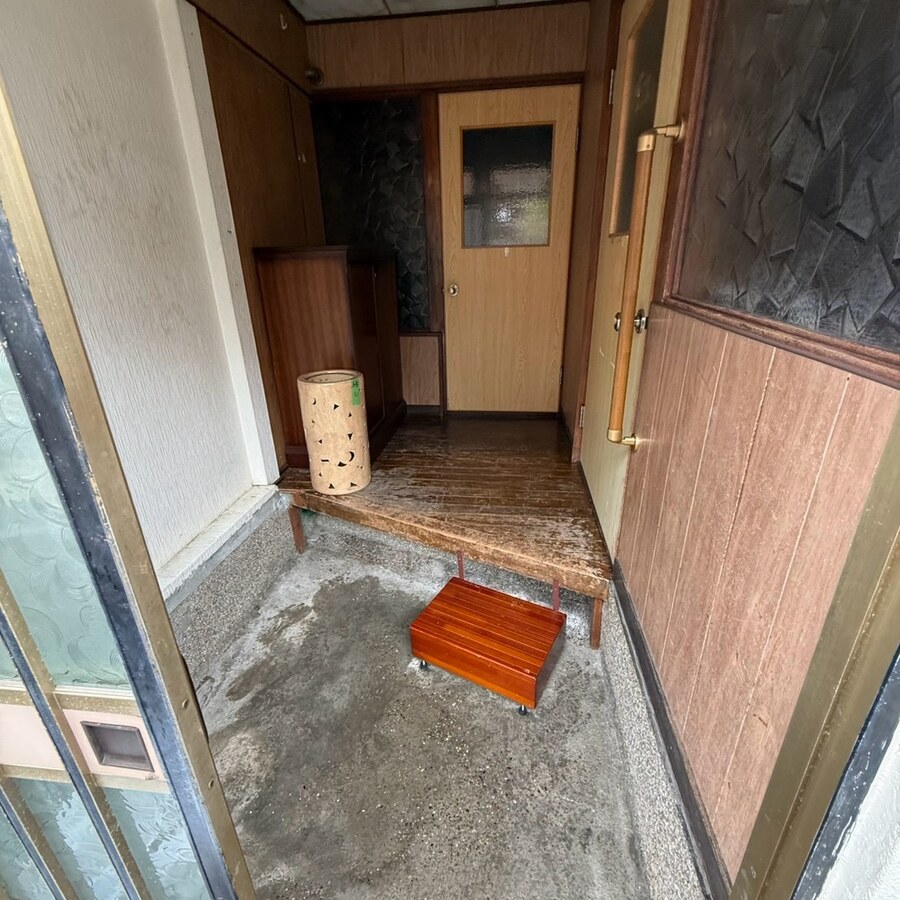 整理後。片付いた同じ玄関まわり
