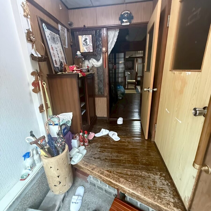 整理前。お品が残る玄関まわり