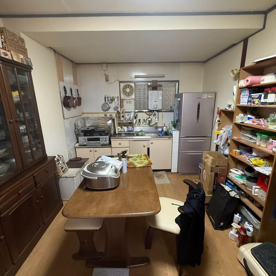整理前。お品が残るダイニングキッチン