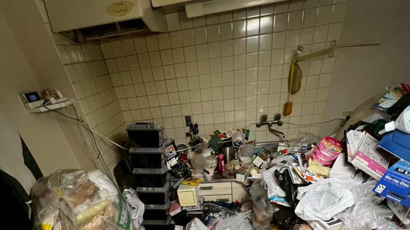 キッチンの前まで不用品が積み上がったお部屋