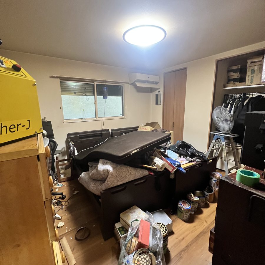 作業前の寝室。家具やお荷物が残っている状態(京都市右京区)