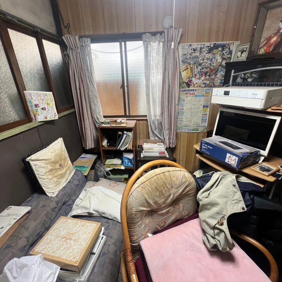 整理前の居室。家具や家電、お荷物が残っている状態(大阪市城東区)