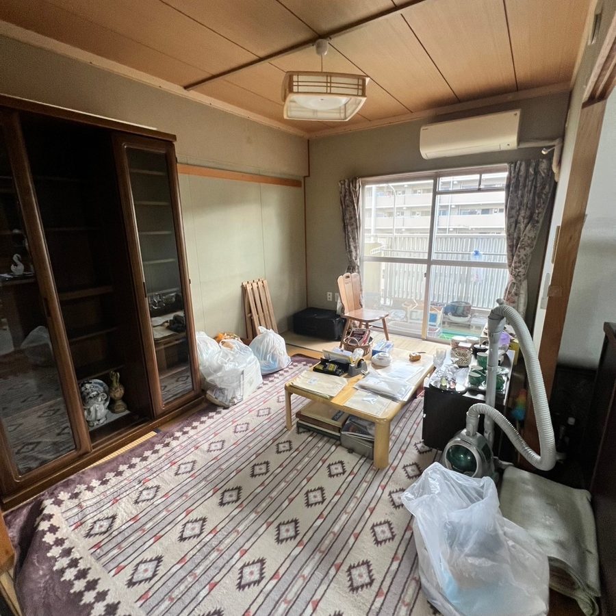 整理前の和室。家具やお荷物が残っている状態(堺市)