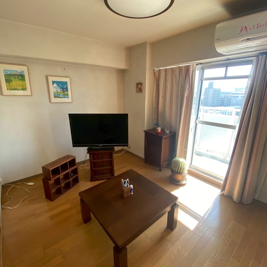 整理前のリビング。テレビや座卓、棚が残っている状態(西宮市)
