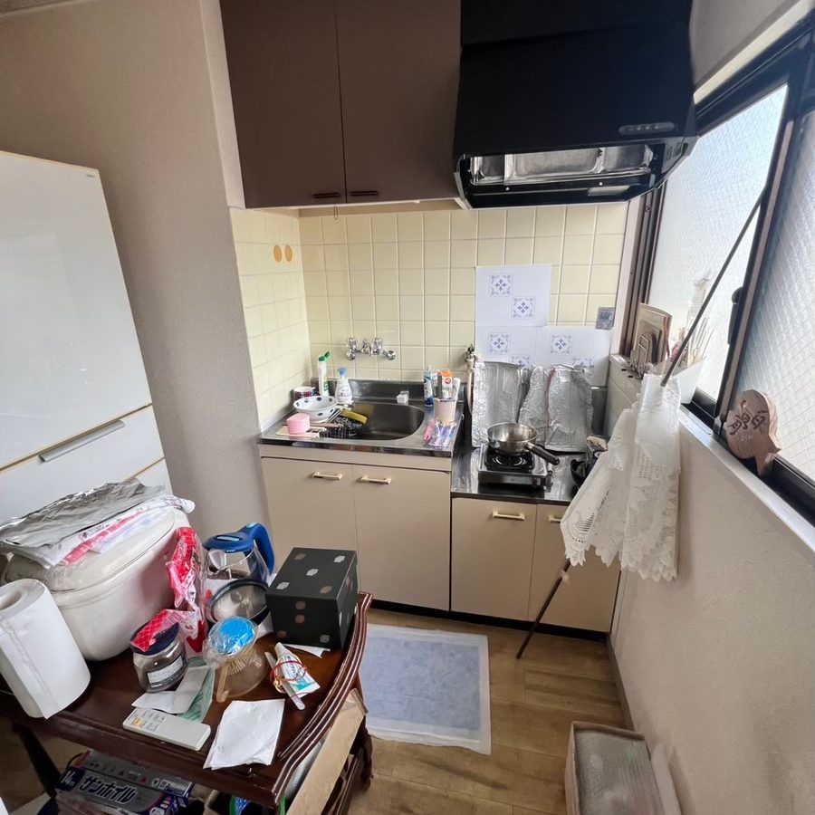 整理前の台所。調理器具や日用品が残っている状態(豊中市)