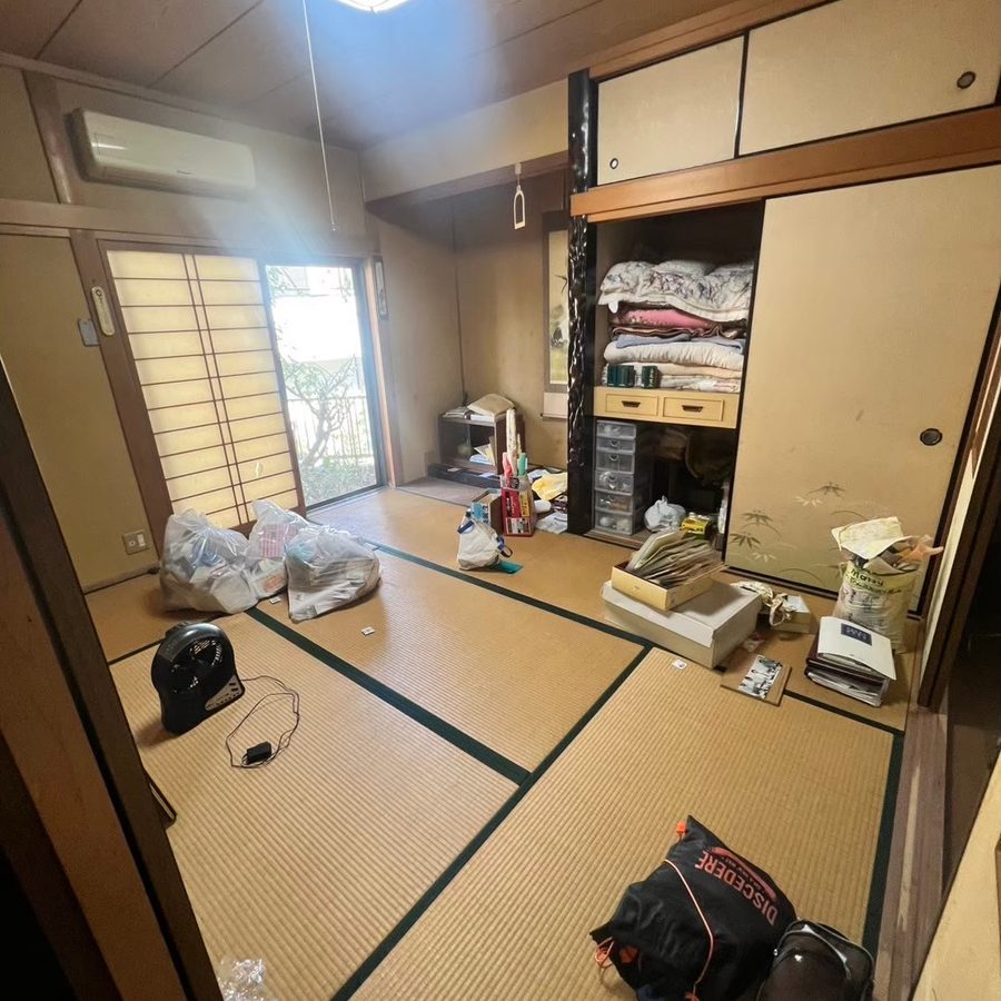 整理前の和室。畳の上にお荷物が残っている状態(東大阪市)
