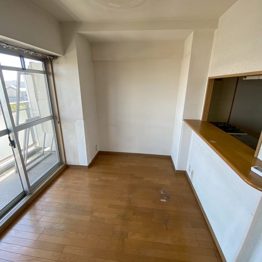 遺品整理の作業後。同じダイニングが片付いた様子(西宮市の分譲マンション)