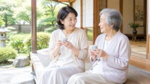 実家の縁側で穏やかに話す親子